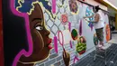 Seniman grafiti Sandra Fabara atau lebih dikenal Lady Pink melukis mural di Casita Maria, Bronx, New York, AS, Minggu (2/6/2019). Lady Pink mulai melukis grafiti pada usia 15 tahun. (Don Emmert/AFP)