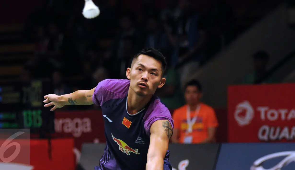 Pebulutangkis unggulan kelima, Lin Dan (Tiongkok) berusaha mengembalikan bola ke Sattawat Pongnairat (USA) di Total BWF Championships 2015, Jakarta, Selasa (11/8/2015). Lin Dan unggul 21-8, 21-11 atas Sattawat Pongnairat. (Liputan6.com/Helmi Fithriansyah)