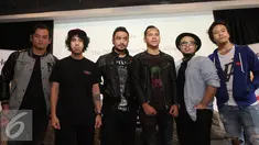 Personel band Nidji berpose seusai peluncuran album "Breakthru" versi piringan hitam (vinyl) di kawasan Kemang, Jakarta, Senin (28/11). (Liputan6.com/Herman Zakharia)