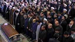Ayatollah Ali Khamenei bersama pejabat dan warga Iran menyalatkan jenazah mantan Presiden Iran, Hashemi Rafsanjani di kampus Tehran University di Teheran, Iran (10/1). Ratusan ribu warga Iran membanjiri kota Teheran dengan suasana duka. (AP)