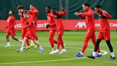 Para pemain Liverpool melakukan pemanasan selama mengikuti sesi latihan tim di Melwood di Liverpool, Inggris barat laut (22/10/2019). Liverpool akan bertanding melawan wakil Belgia, Genk pada Grup E Liga Champions di Luminus Arena. (AFP/Paul Ellis)