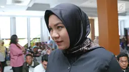 Georgia Aisyah usai menjalani sidang perdana perceraian dengan Aldi Taher di Pengadilan Agama Jakarta Pusat, Senin (20/11). Georgia melayangkan surat perceraian pada 20 Oktober 2017 di Pengadilan Agama Jakarta Pusat. (Liputan6.com/Herman Zakharia)