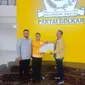 Ketua DPD Golkar Kampar Repol dan Ketua DPD Demkrat Kampar Rahmat Jevari Juniardo saat menerima SK Partai Golkar untuk berpasangan di Pilkada Kampar 2024. (Ist)