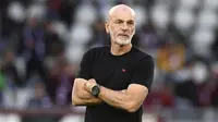 Pelatih AC Milan, Stefano Pioli, tampak terdiam saat anak asuhnya ditaklukkan Torino pada pekan ke-37 Serie A di Stadion Olimpico Grande Torino, Minggu (19/5/2024). (Alberto Gandolfo/LaPresse via AP)