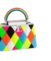 Kreasi tak terbatas para seniman mendandani tas ikonis Louis Vuitton tas Capucines. [Louis Vuitton]
