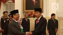 Presiden Joko Widodo memberi selamat kepada Khatib Aam PBNU Yahya Cholil Staquf usai dilantik menjadi anggota Wantimpres menggantikan almarhum KH Hasyim Muzadi yang wafat. (liputan6.com/Angga Yuniar)