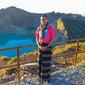 Pengunjung Taman Nasional Kelimutu saat mengenakan ragi (dok.instagram/@tamannasionalkelimutu/https://www.instagram.com/p/CJu_7YjnLKS/Komarudin)