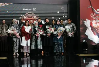 Selaras Wastra dengan tema Echoes of Borneo, kolaborasi Pemprov Kalimantan Selatan dengan Desainer Irmasari Joedawinata. ©Adhib Mujaddid/Fimela