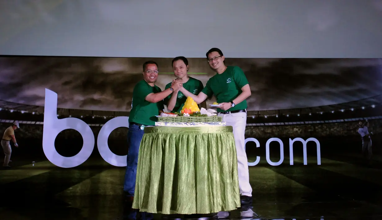 COO KMK Online, Manuel Irwanputera (kanan) bersalaman dengan CEO KMK Adi Sariaatmadja (tengah) dan HOO Bola.com, Darojatun saat launching portal berita olahraga online Bola.com di Jakarta, Selasa (28/4/2015). (Liputan6.com/Helmi Fithriansyah)