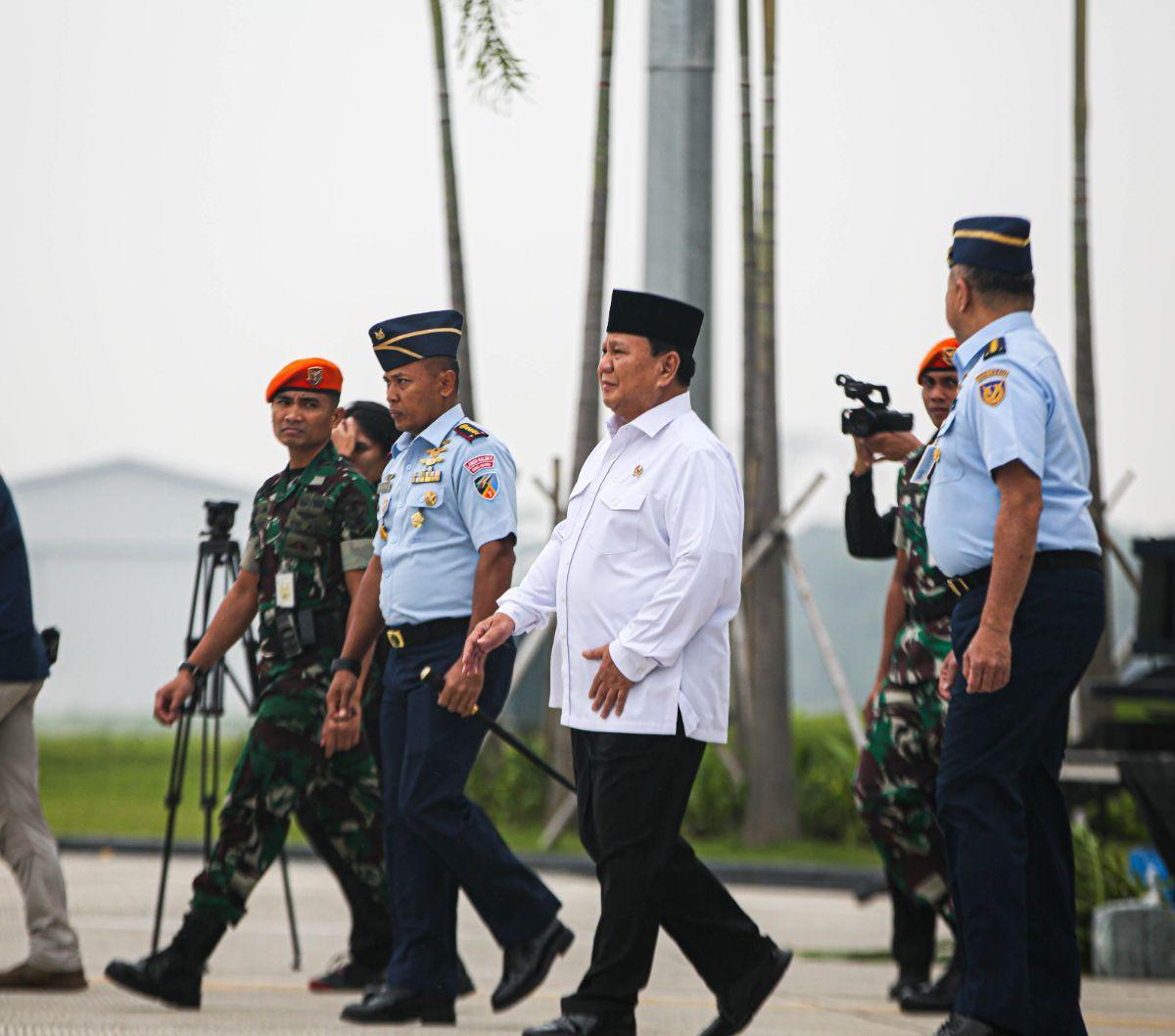 Dari pantauan di Lanud Halim Perdana Kusuma Jakarta, Kamis (6/7/2023) Menteri Pertahanan Prabowo Subianto tampak didampingi langsung Kepala Staf Angkatan Udara (KSAU) Marsekal TNI Fadjar Prasetyo dalam menyambut kedatangan pesawat buatan Lockheed Martin i