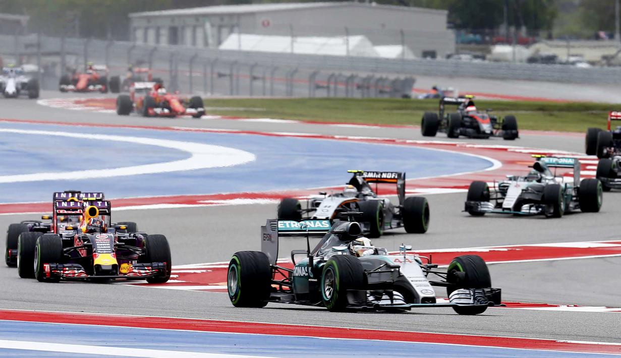 Pebalap Mercedes GP, Lewis Hamilton memimpin lomba dalam F1 GP AS di Sirkuit The Americas, Austin, AS, Senin (26/10/2015) dini hari WIB. (Reuters/Mike Stone)