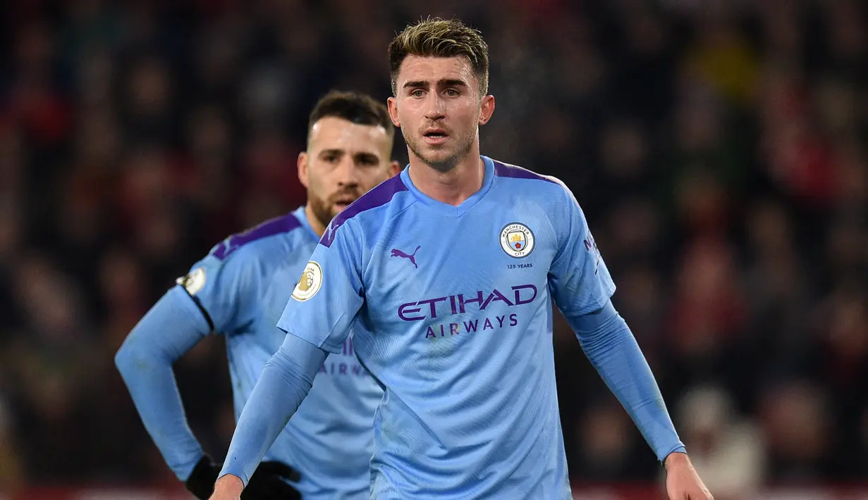 Aymeric Laporte. Bek yang kini membela Spanyol ini telah 4 musim menghuni skuat Manchester City. Sempat menjadi pilihan utama di belakang, kini terpinggirkan dan kalah bersaing dengan Ruben Dias dan John Stones. Butuh menit bermain reguler untuk menjadi skuat utama Spanyol. (AFP/Oli Scarff)