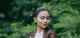 Tampil anggun dalam balutan kebaya kutubaru cokelat dan kain batik lawas, Ariel menghadirkan interpretasi modern tentang kecantikan perempuan Indonesia yang berakar kuat pada tradisi. [@didietmaulana].