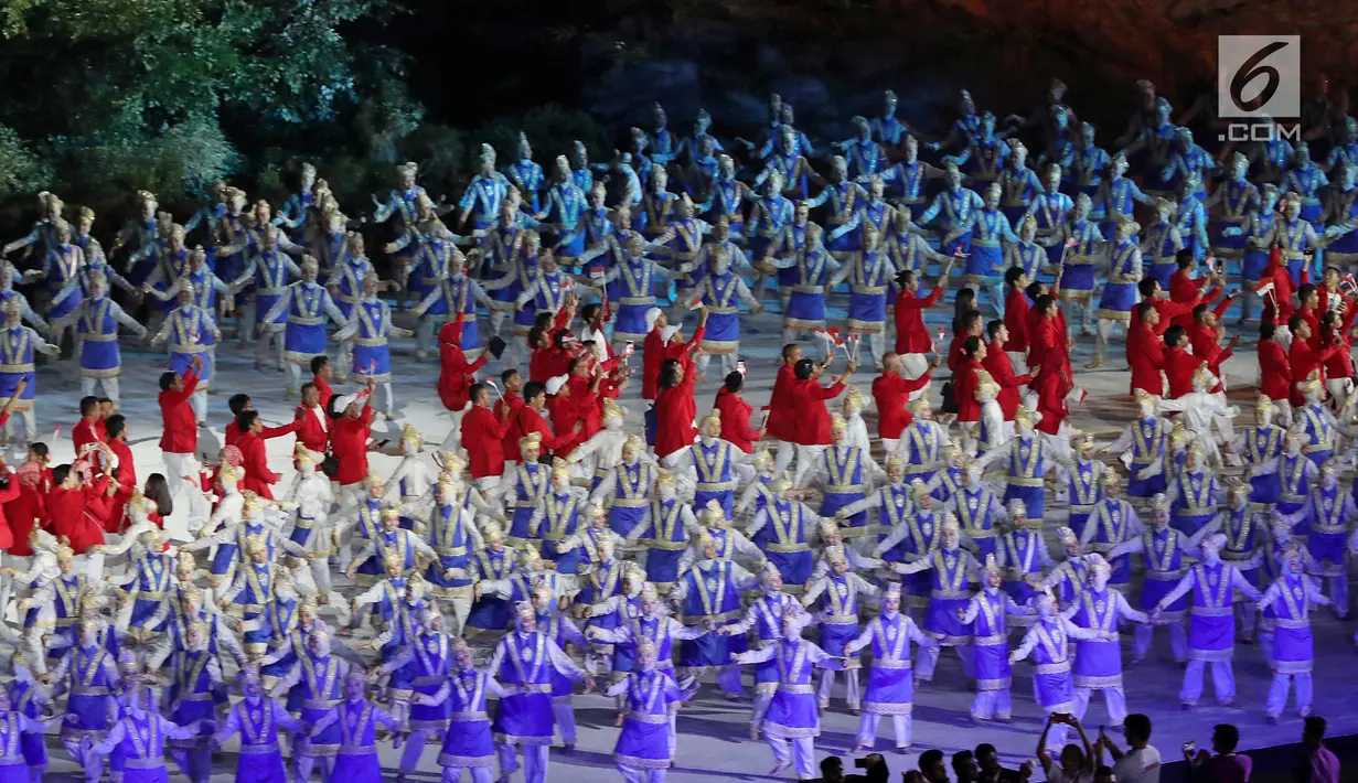 Atlet kontingen Indonesia memasuki stadion pada pembukaan Asian Games 2018 di Stadion Utama Gelora Bung Karno (SUGBK), Jakarta, Sabtu (18/8). Atlet renang I Gede Siman Sudartawa dipercaya menjadi pembawa bendera Merah Putih. (Liputan6.com/Ferbian Pradolo)