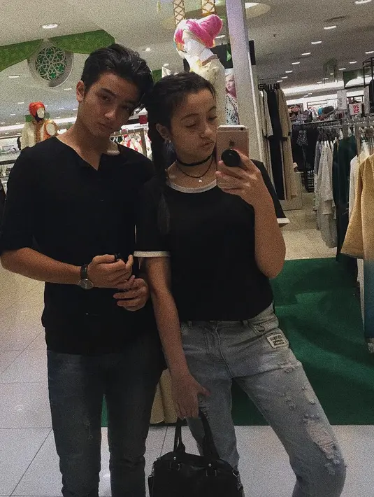 Menghabiskan waktu luang selepas syuting, Megan dan Bryan terlihat berkunjung ke sebuah pusat perbelanjaan. Lagi-lagi mereka melakukan mirror selfie dengan sama-sama mengenakan outfit berwarna hitam. (Instagram/bryandomani_bd_)