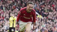 Pemain Manchester United, Antony, melakukan selebrasi setelah mencetak gol ke gawang Burnley pada laga pekan ke-35 Liga Inggris di Stadion Old Trafford, Minggu (28/4/2024). (Martin Rickett/PA via AP)