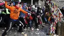 Diduga tradisi ini berhubungan dengan hukuman untuk pencuri ternak oleh Indian Amerika atau mitologi Yunani penghukuman oleh Hercules, Spanyol, Selasa (20/1/2015). (Reuters/Sergio Perez)