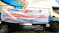 Penampakan mobil Operasi Pasar Bulog 2015 di kawasan Pasar Benhil, Jakarta, Jumat (26/6/2015). Operasi pasar ini untuk menjaga stabilitas harga sembako di bulan Ramadan. (Liputan6.com/Yoppy Renato)