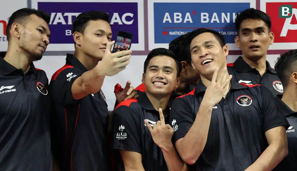 Sejumlah pemain Timnas Bola Voli Putra Indonesia melakukan swafoto saat merayakan kemenangan pada laga final SEA Games 2023 di Phnom Penh, Kamboja, Minggu (08/05/2023). Skuad asuhan Jeff Jiang Jie menang tiga set langsung (25-21, 25-10, 25-15) atas tuan rumah Kamboja. (Bola.com/Abdul Aziz)