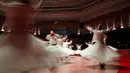 Para darwis dari ordo Mevlevi menari saat tampil dalam upacara memperingati wafatnya Jalaluddin Rumi di Sheb-i Arus, Konya, Turki, Minggu (16/12). Rumi dikenang sebagai Maulana atau ulama besar sufi. (AP Photo/Lefteris Pitarakis)
