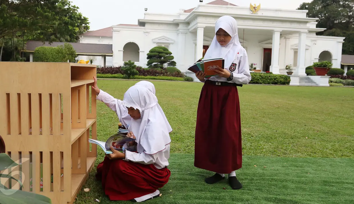 Suasana di halaman Istana Negara saat sejumlah siswa memperingati Hari Buku Nasional, Jakarta, Rabu (17/8). Sebanyak 500 pelajar menikmati membaca dan mendengarkan dongeng di halaman istana. (Liputan6.com/Angga Yuniar)