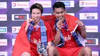 Ganda campuran Indonesia Tontowi Ahmad / Liliyana Natsir meraih medali emas Kejuaraan Dunia Bulu Tangkis 2017 di Glasgow, Skotlandia, Minggu (27/8/2017). (Humas PP PBSI)