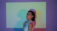 Eva Celia dalam video lagu Against Time. (Whistle Media)