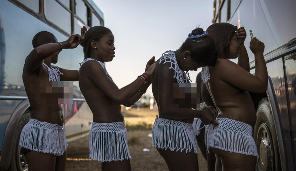 Para gadis ini bersiap menampilkan tarian terbaik mereka untuk bisa memikat hati Raja, Afsel (5/9/2014) (AFP PHOTO / MARCO LONGARI)