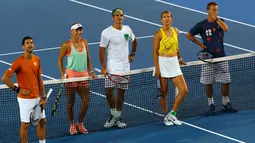 Petenis dunia Novak Djokovic , Caroline Wozniacki , Roger Federer , Victoria Azarenka dan Lleyton Hewitt (ki-ka) saat berada di lapangan tenis Melbourne Park, Australia, (16/1). Kegiatan ini untuk peringati hari Tenis Anak. (REUTERS / Issei Kato)
