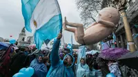 Para aktivis yang menentang legalisasi aborsi berdemonstrasi di luar Kongres Nasional di Buenos Aires, Argentina, Rabu (8/8). Senat Argentina menggelar pemungutan suara terkait RUU yang akan melegalkan aborsi. (Alberto RAGGIO/AFP)