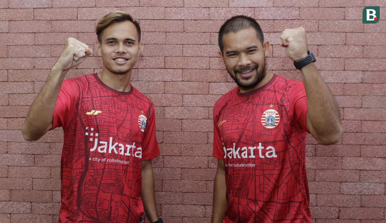 Pemain Persija Jakarta, Andritany Ardhiyasa dan Rezaldi Hehanussa berpose di Kantor KLY, Gondangdia, Jumat (26/6/2020). Andritany berhasil menjadi juara BOLA Esports Challenge setelah mengalahkan Rizky Darmawan dengan skor 8-0. (Bola.com/M Iqbal Ichsan)