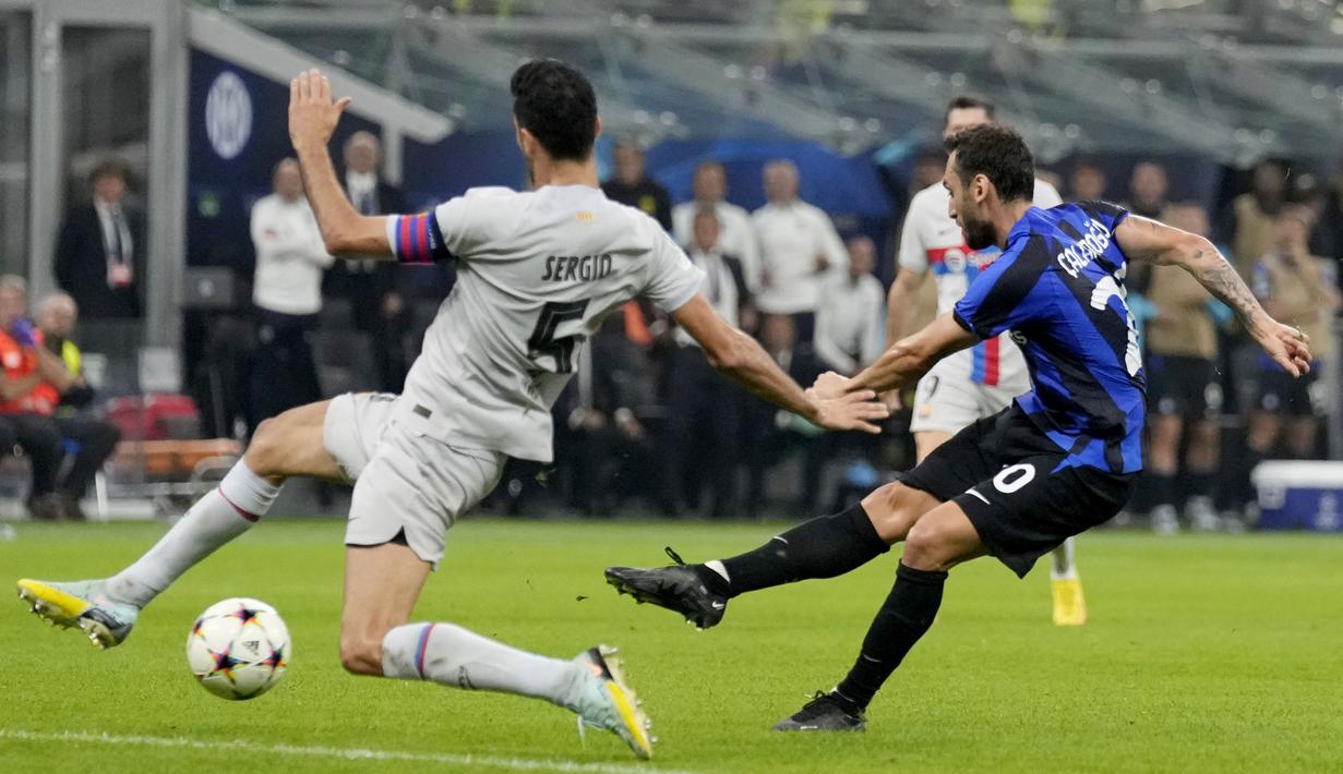 Inter Milan berhasil meraup poin penuh kala menjamu Barcelona pada laga Grup C Liga Champions 2022/2023, Rabu (5/10/2022). Bermain di Giuseppe Meazza, Nerazzurri sukses menumbangkan Barca dengan skor tipis 1-0. (AP/Antonio Calanni)