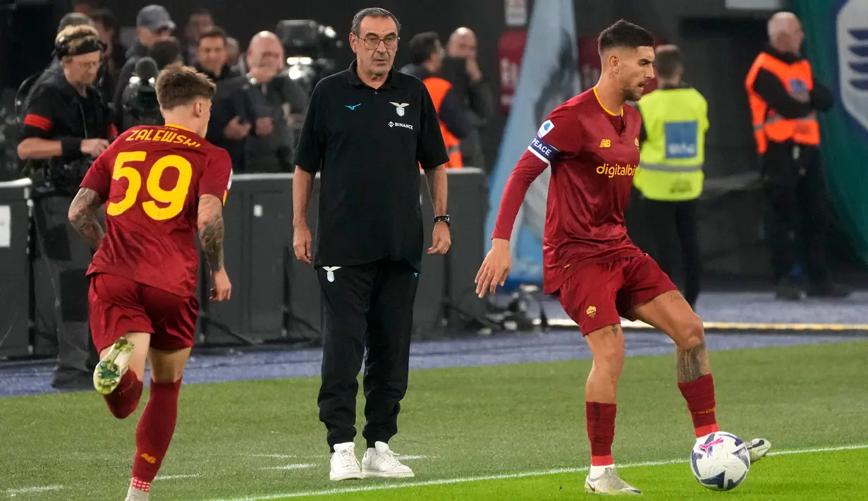 Pelatih Lazio Maurizio Sarri memantau pertandingan anak asuhnya melawan AS Roma pada pertandingan sepak bola Liga Italia di Stadion Olimpiade Roma, Italia, 6 November 2022. (AP Photo/Gregorio Borgia)