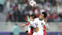 Bek Timnas Indonesia, Pratama Arhan berusaha menghalau bola dari ancaman gelandang Vietnam, Nguyen Quang Hai pada laga kedua Grup D Piala Asia 2023 di Abdullah Bin Khalifa Stadium, Doha, Qatar, Jumat (19/1/2024). (AP Photo/Hussein Sayed)