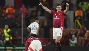 Pemain Manchester United, Harry Maguire merayakan kemenangan timnya atas Lyon dalam laga leg 2 perempat final Liga Europa 2024/2025 di Old Trafford, Manchester, Inggris, Jumat (18/04/2025) WIB. (AP Photo/Jon Super)