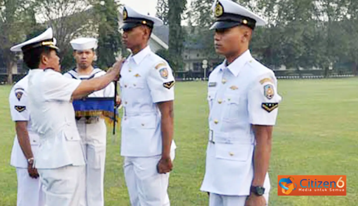 Citizen6, Surabaya: Penutupan pendidikan yang digelar di lapangan Laut Seram, Kesatrian Bumimoro Kobangdikal ini, dipimpin Komandan Kodikdukum Kolonel Laut M. Simbolon. (Pengirim: Kobangdikal).