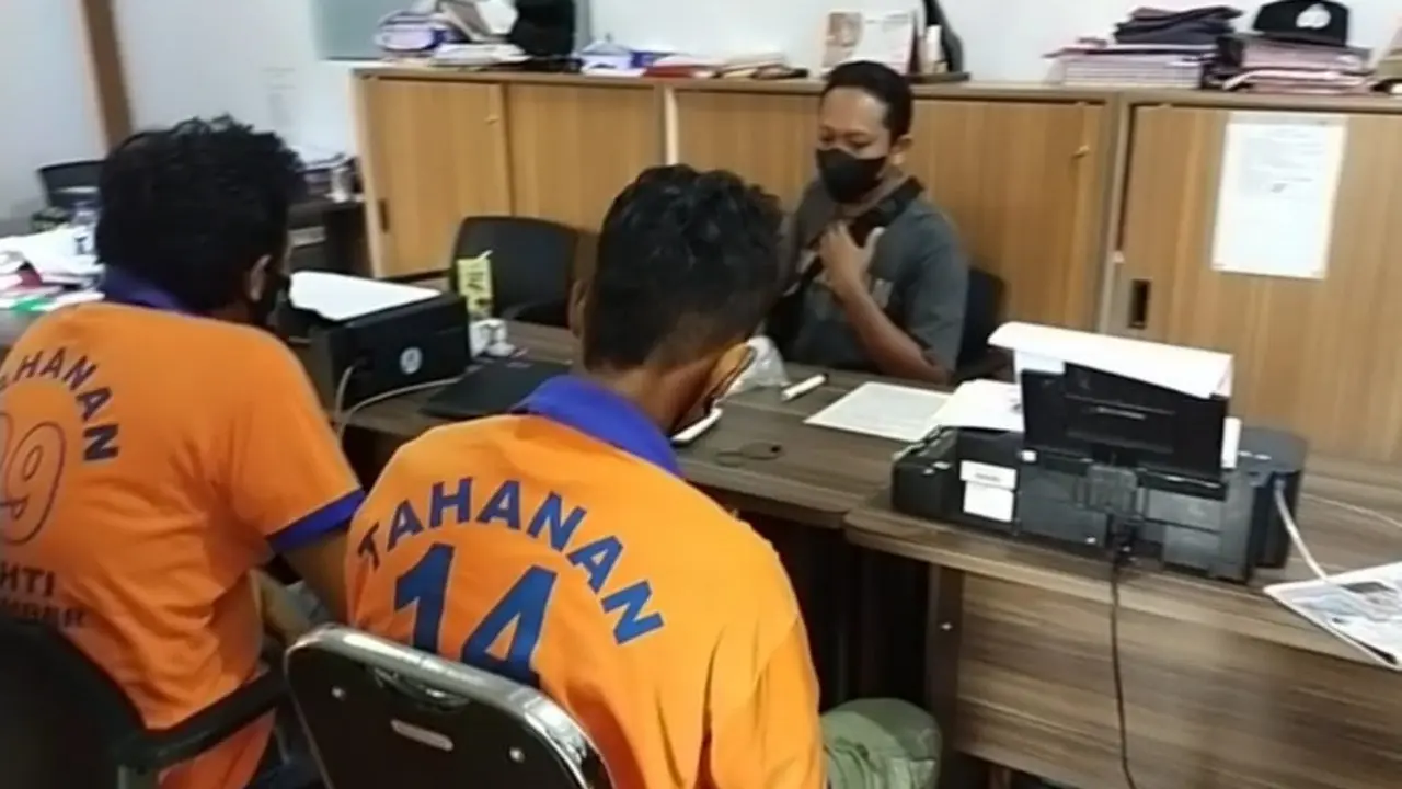 Tersangka pengedar narkoba di Jember diperiksa Polisi. (Istimewa).