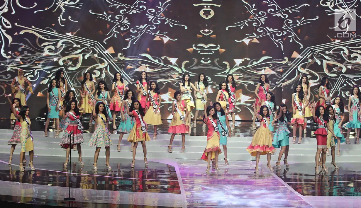 Finalis Puteri Indonesia saat tampil pada Malam Puncak Puteri Indonesia 2018 di JCC, Jakarta, Jumat (9/3). 39 perempuan cantik dan berbakat dari 34 provinsi yang berebut mahkota dan selempang juara. (Liputan6.com/Herman Zakharia)