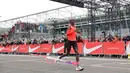 Pelari asal Kenya, Eliud Kipchoge (32) berhasil mencapai garis finis lari maraton di bawah 2 jam pada event Breaking2 di Sirkuit Monza, Italia, Sabtu (6/5). Eliud Kipchoge melahap 42.195 km dalam waktu 2 jam 0 menit 25 detik. (AP Photo/Luca Bruno)