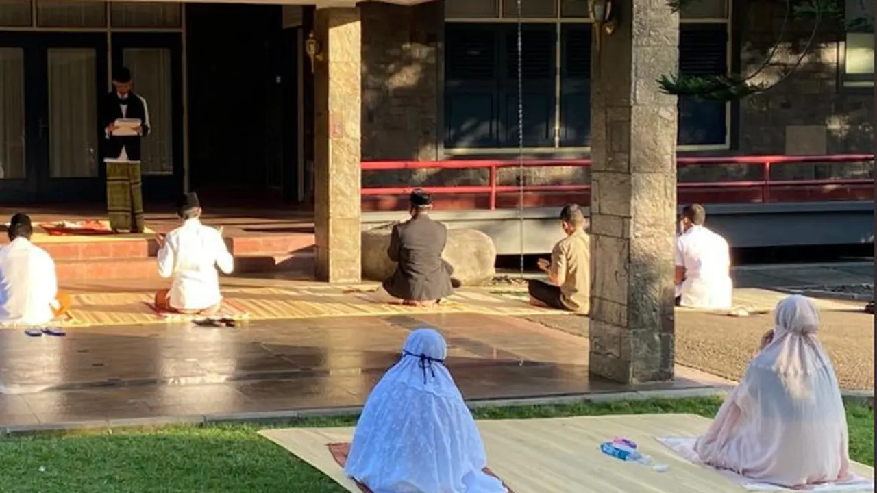 Iriana Jokowi Pakai Sandal Jepit Saat Salat Idul Adha, Warganet Salah Fokus