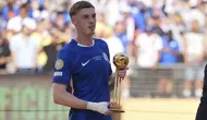 Cole Palmer (10) dari Chelsea memegang trofi Bola Emas setelah pertandingan final Piala Dunia Antarklub antara Chelsea dan PSG di East Rutherford, New Jersey, Minggu, 13 Juli 2025.&nbsp;(AP Photo/Seth Wenig)