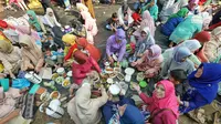 Warga menikmati makanan saat pawai pada Lebaran Orang Depok di Sawangan, Depok, Jawa Barat, Minggu (7/7/2019). Lebaran Orang Depok baru pertama kali diadakan acara tersebut untuk melestarrikan budaya dan sebagai ajang silaturahmi warga Depok. (Liputna6.com/Herman Zakharia)