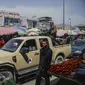 Pejuang Taliban dengan truk pick-up bergerak di sekitar area pasar setelah Taliban menguasai ibukota menyusul runtuhnya pemerintah Afghanistan di daerah Kote Sangi di Kabul (17/8/2021). (AFP/Hoshang Hashimi)