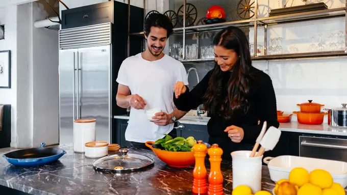 Memasak bersama bisa menjadi aktivitas yang seru dan romantis.