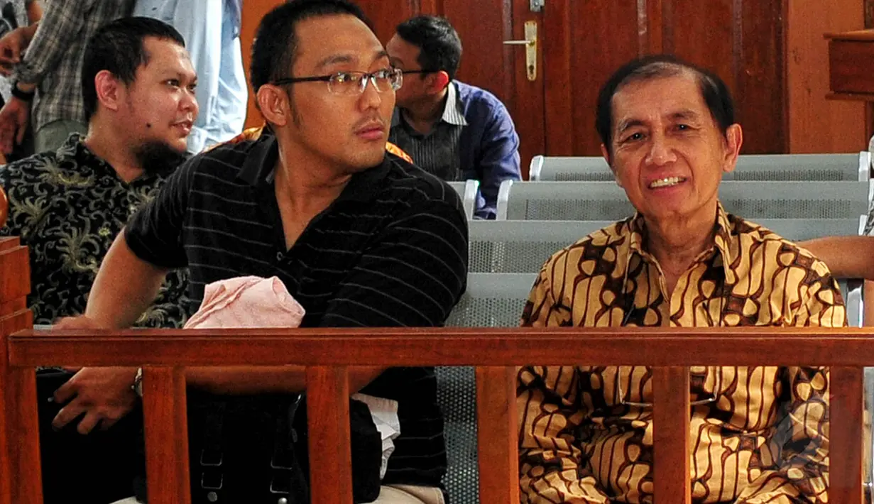 Mantan Dirjen Pajak, Hadi Poernomo (kanan) kembali menjalani sidang lanjutan praperadilan dengan agenda penyerahan berkas dan barang bukti oleh kuasa hukum KPK di Pengadilan Negeri Jakarta Selatan, Selasa (19/5/2015).  (Liputan6.com/Yoppy Renato)