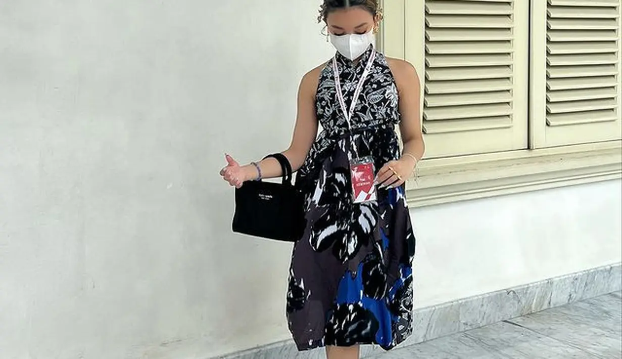 Tiba di Istana Merdeka, Naura Ayu mengenakan atasan batik dengan potongan halterneck yang dipadukan dengan rok batik lilit. (instagram/naura.ayu)