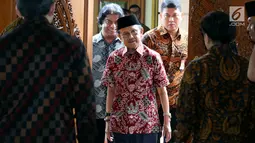 Presiden RI ke-3, B J Habibie menuju ruang konferensi pers gelaran Bekraf Habibie Festival 2017 di Jakarta, Rabu (2/8). Didukung Badan Ekonomi Kreatif (Bekraf), festival ini menargetkan bisa dikunjungi sekitar 100.000 pengunjung (Liputan6.com/Johan Tallo)