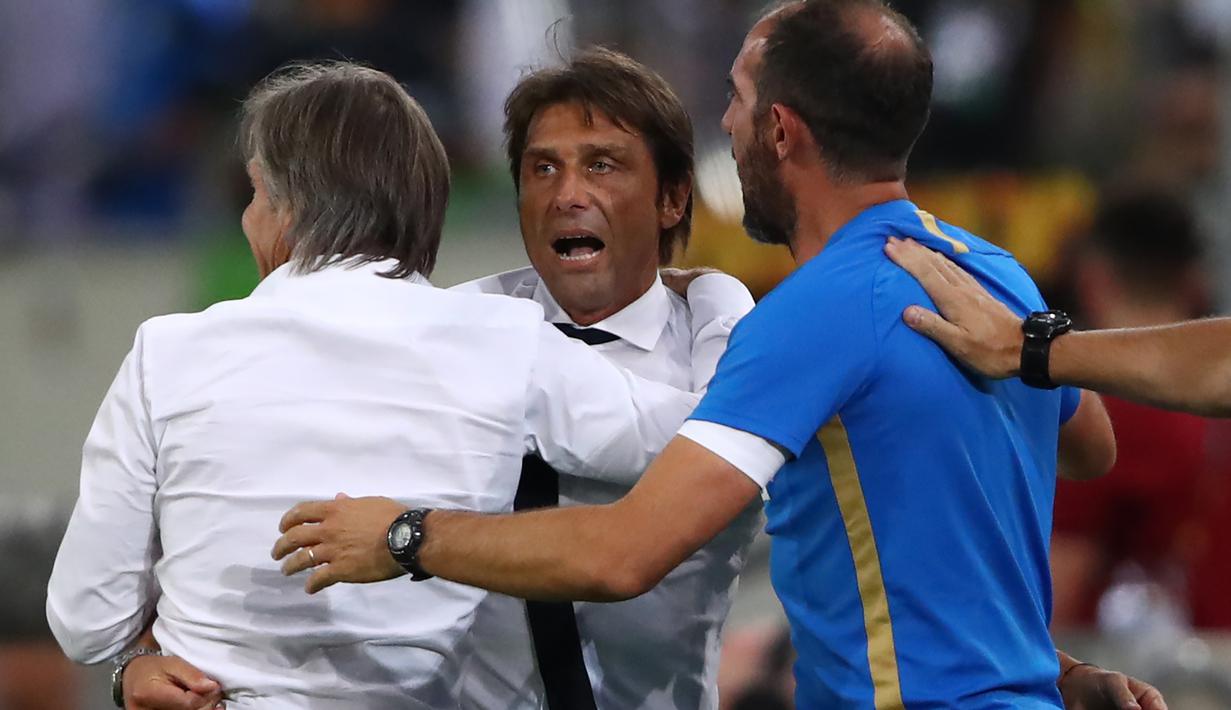 Pelatih Inter Milan, Antonio Conte, merayakan kemenangan timnya saat menghadapi Bayer Leverkusen pada perempat final Liga Europa di Duesseldorf Arena, Jerman, Selasa (11/8/2020) dini hari WIB. Inter Milan menang 2-1 atas Bayer Leverkusen dalam pertandingan tersebut. (AFP/Dean Mouhtaropoulos/pool)