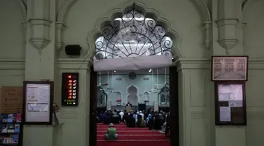 Umat Muslim berdoa untuk korban penembakan massal Christchurch di Selandia Baru di Masjid Jamia, Hong Kong  (18/3). Mereka berdoa untuk korban penembakan yang menewaskan 50 orang di Masjid Al Noor, Christchurch, Selandia Baru. (AFP Photo/Viviek Prakash)