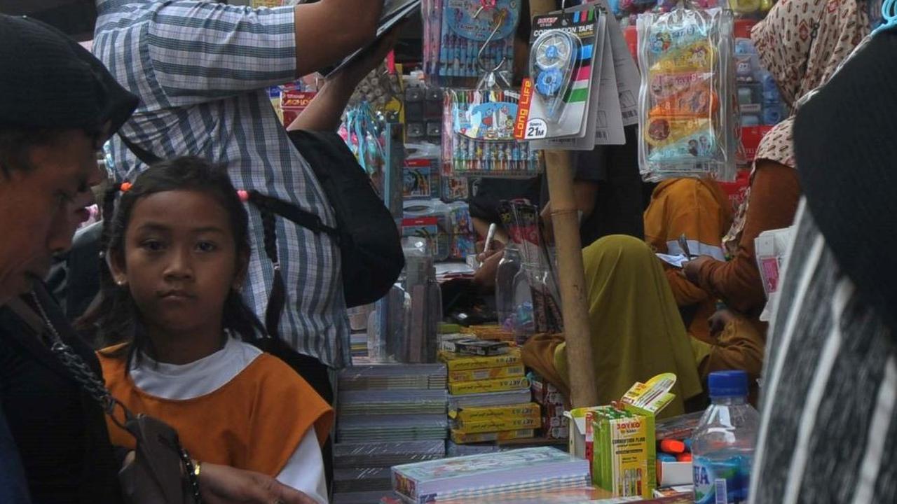 Harga buku tulis yang dijual pedagang di sana variatif. Foto: merdeka.com / Imam Buhori<br>